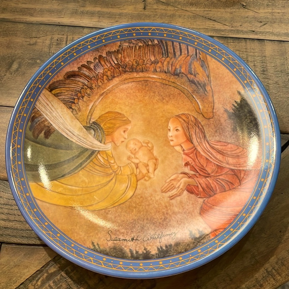 "Die Gabe" Plate
1983 no 6657c german made.
Holiday angel plate